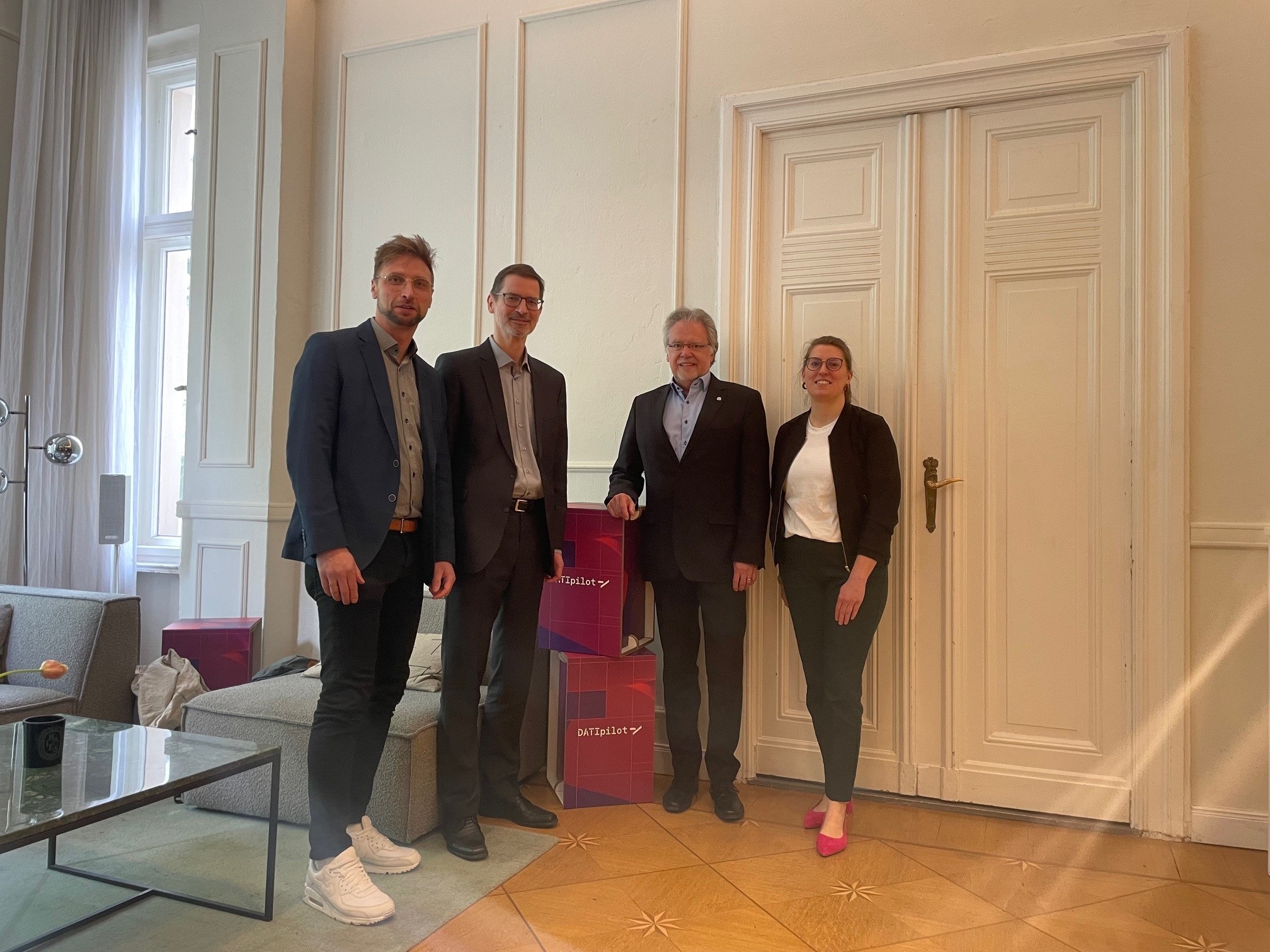 ©Daniel Becker, bremenports / v.l.n.r. Daniel Becker, Prof. Dr.-Ing. Michael Freitag, Prof. Dr. Frank Arendt, Frieda Schneider